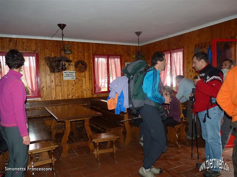 17 INTERNO DEL RIFUGIO.JPG